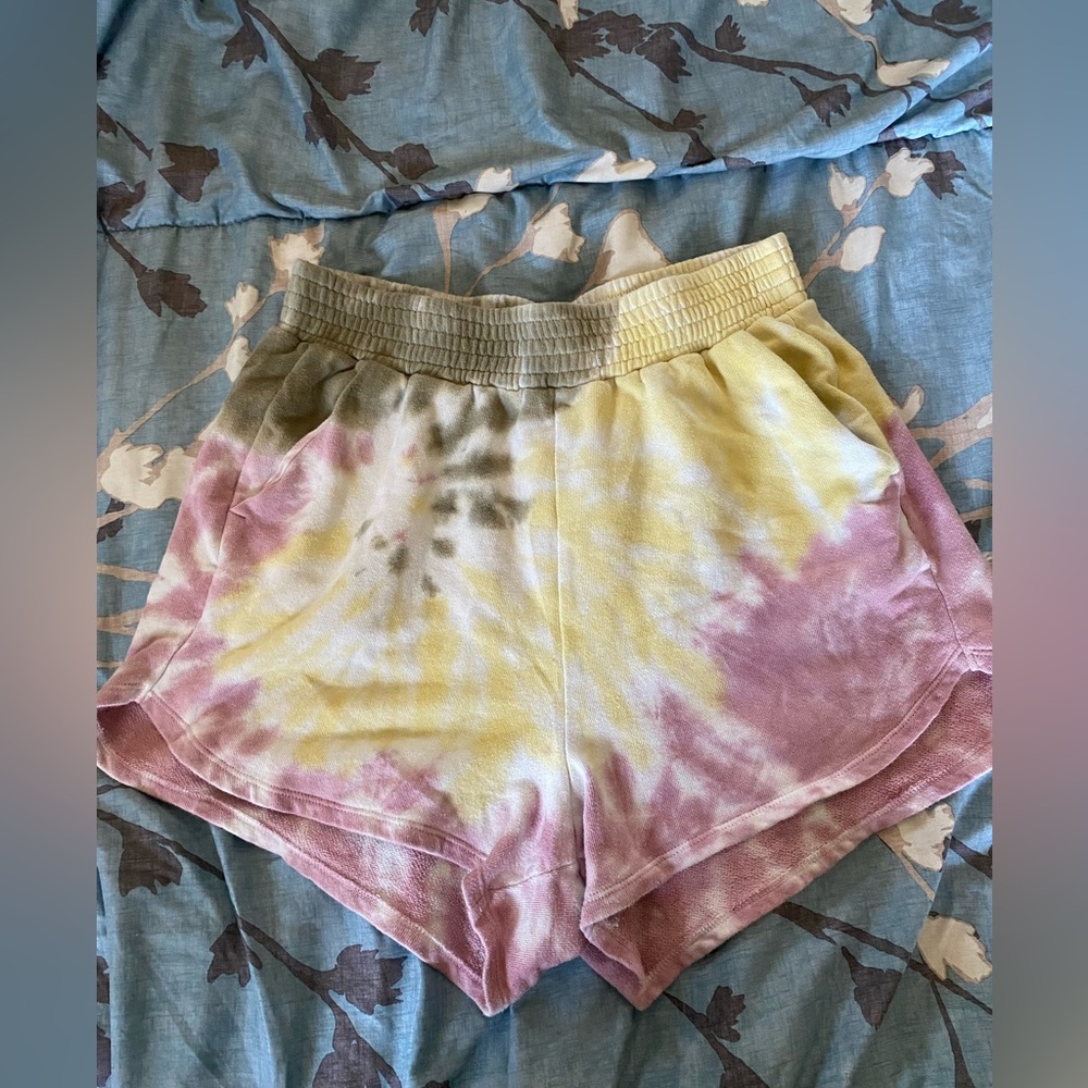 Comfy pull-on shorts 💛💗💜